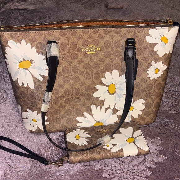 New with tags :Coach Tan and White Floral Tote Bag